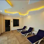 Sea View 1Br Apt - Steps To Beach - Modern Residence *