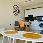 Апартаменты Sea View 1Br Apt - Steps To Beach - Modern Residence