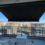 Sea View 1Br Apt - Steps To Beach - Modern Residence
