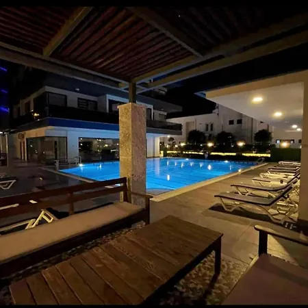 Sea View 1Br Apt - Steps To Beach - Modern Residence *