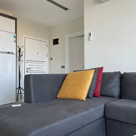 Sea View 1Br Apt - Steps To Beach - Modern Residence *