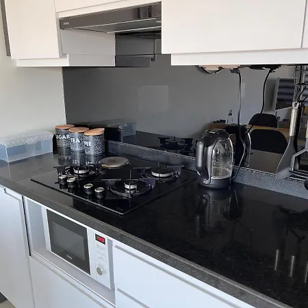 Sea View 1Br Apt - Steps To Beach - Modern Residence 아파트 *