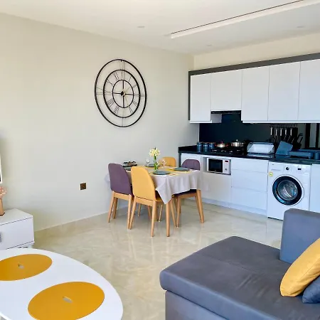 Sea View 1Br Apt - Steps To Beach - Modern Residence דירה