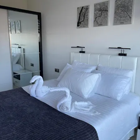 Sea View 1Br Apt - Steps To Beach - Modern Residence *