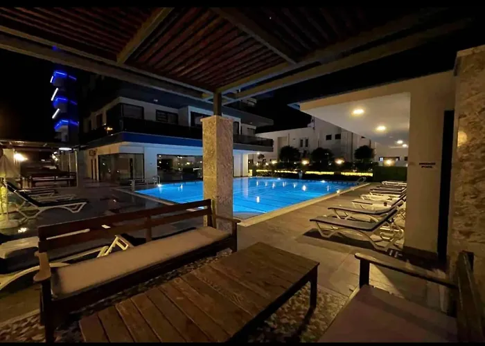 Sea View 1Br Apt - Steps To Beach - Modern Residence *